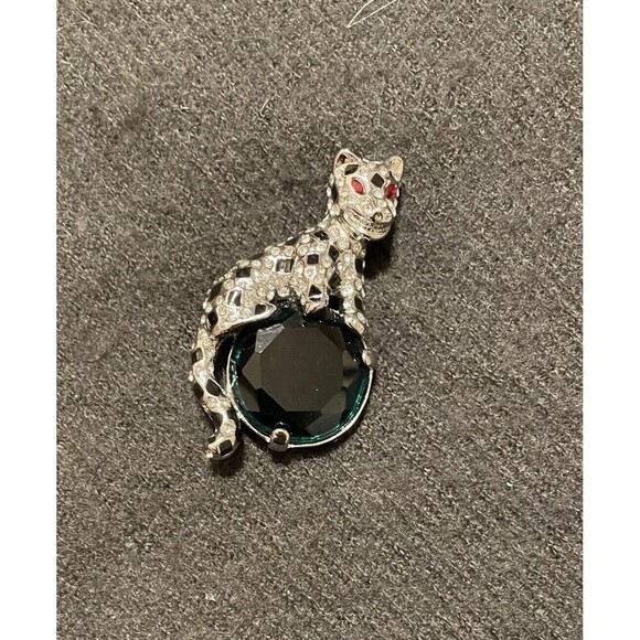 KJL Kenneth Jay Lane DUCHESS OF WINDSOR Faux Emerald & SilverPanther Cat Pin